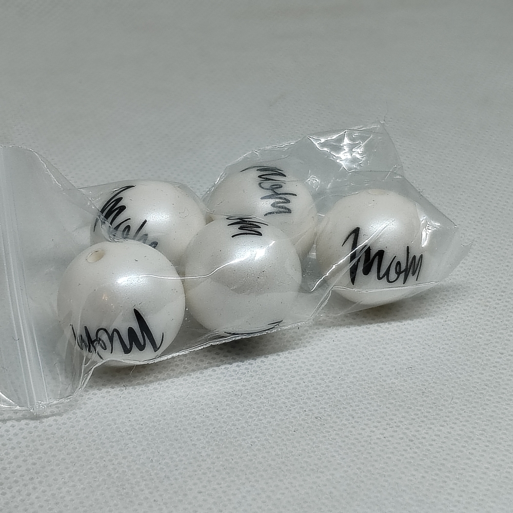20mm Acrylic Bubblegum White Beads with 'Mom' Text - 5 Pieces